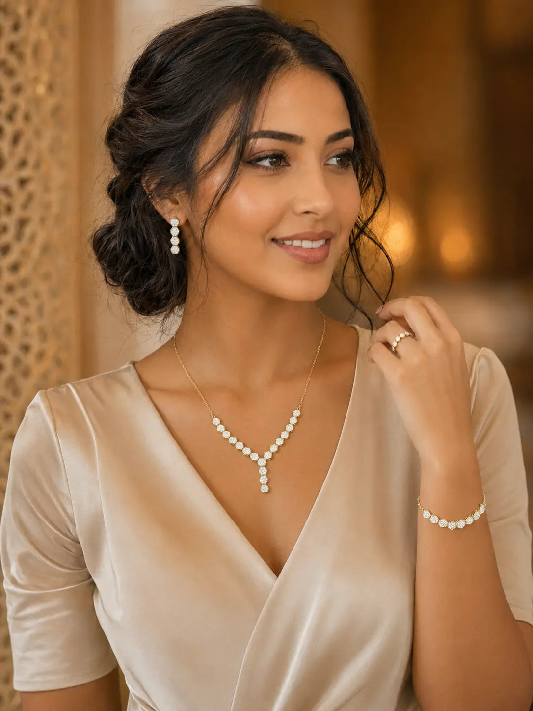 عقد وأقراط وسوار داخل علبة مخملية حمراء على شكل قلب